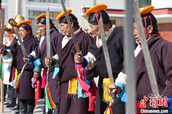 圖為藝人們手持藏刀表演加麻百·甲江?！愔闈扇?攝