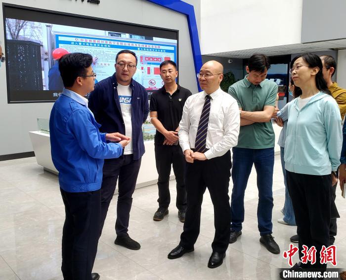 圖為全國(guó)政協(xié)委員、農(nóng)工黨青海省委主委王昆(中)在企業(yè)調(diào)研。　郭滿(mǎn)福 供圖