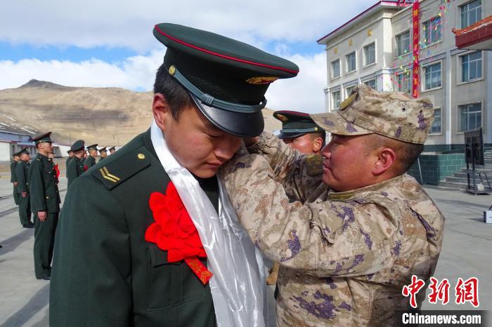 卸下軍銜等標識。　劉俊輝 攝