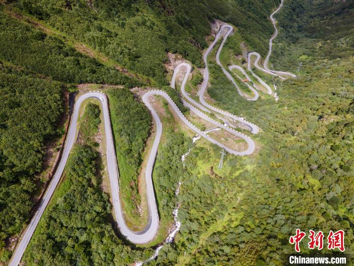 圖為西藏山南錯那縣的盤山公路，錯那縣被命名為全國“四好農(nóng)村路”示范縣?！〗w波 攝