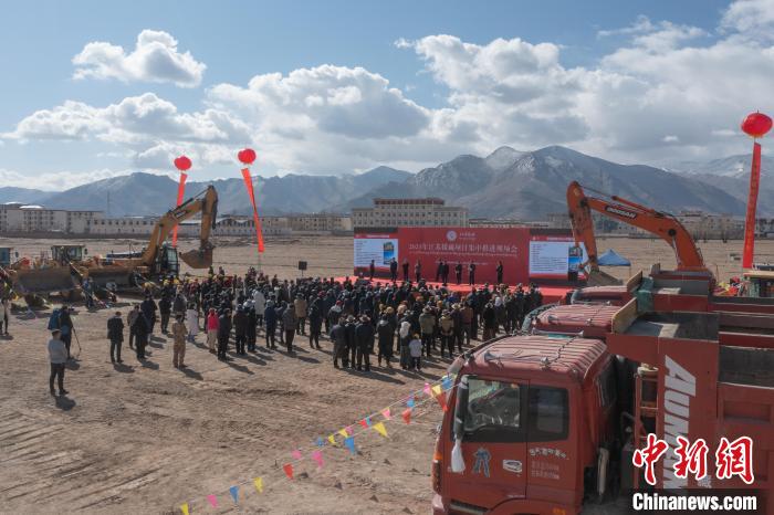 圖為2023年江蘇援藏項目集中推進(jìn)會現(xiàn)場?！∝暩聛硭?攝