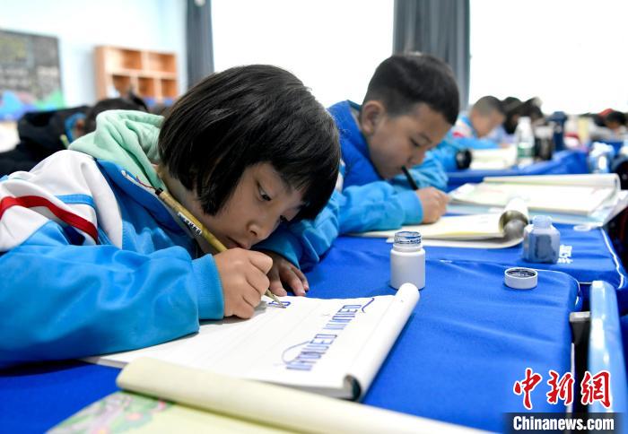 3月14日，西藏拉薩市第一小學(xué)一年級六班的學(xué)生們在藏語文課上書寫藏文?！±盍?攝