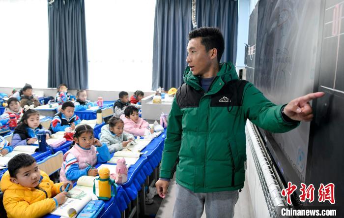 3月14日，西藏拉薩市第一小學(xué)藏語文老師拉巴次仁在課堂上?！±盍?攝