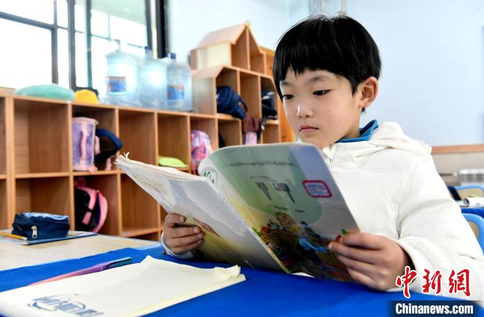 3月14日，西藏拉薩市第一小學(xué)一年級六班學(xué)生丁增樂吉在閱讀藏語課本?！±盍?攝
