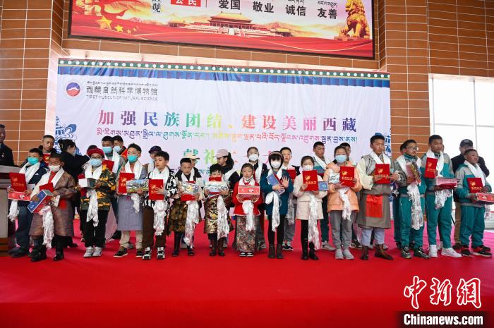 圖為部分獲獎(jiǎng)學(xué)生合影?！≮w朗 攝