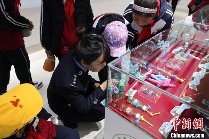 圖為亞東邊檢站民警為駐地小學(xué)生開展禁毒教育?！『?攝