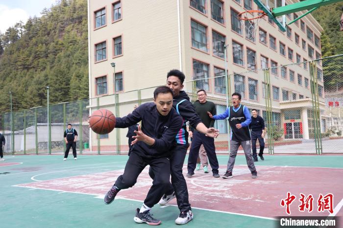 圖為亞東邊檢站民警與駐地農(nóng)業(yè)銀行代表開展籃球友誼賽?！『?攝