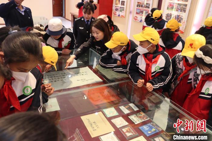 圖為亞東邊檢站民警為駐地小學(xué)生講解該站榮譽(yù)發(fā)展史?！『?攝