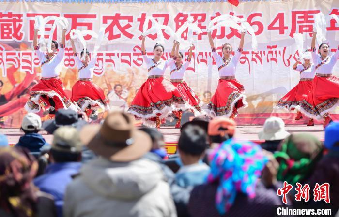 圖為墨竹工卡縣龍珠崗村，文藝演出現(xiàn)場?！∝暩聛硭?攝