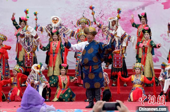 3月28日，西藏林芝第二十屆桃花旅游文化節(jié)開幕式上的文藝表演。　李林 攝
