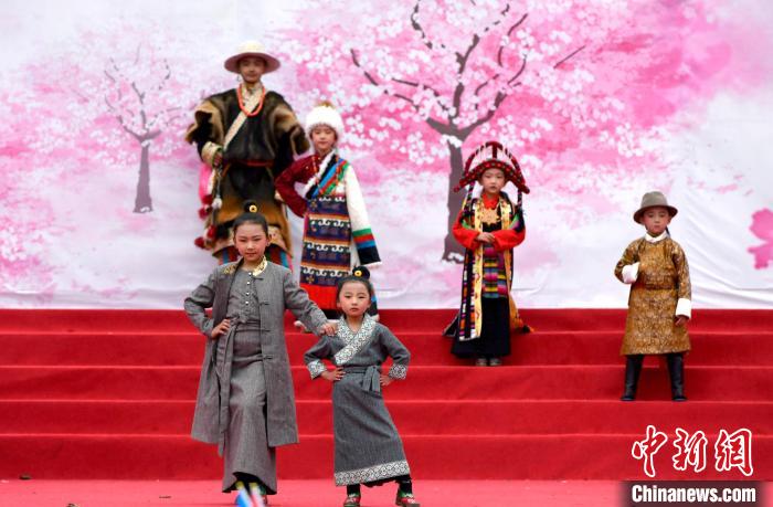 3月28日，西藏林芝第二十屆桃花旅游文化節(jié)開幕式上的文藝表演?！±盍?攝