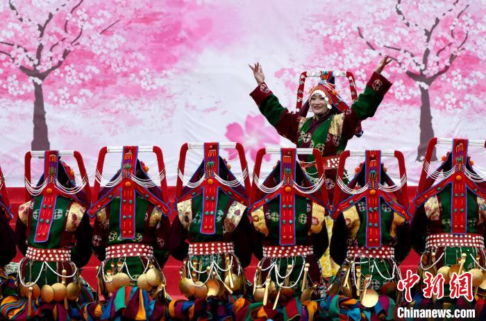 3月28日，西藏林芝第二十屆桃花旅游文化節(jié)開幕式上的文藝表演?！±盍?攝