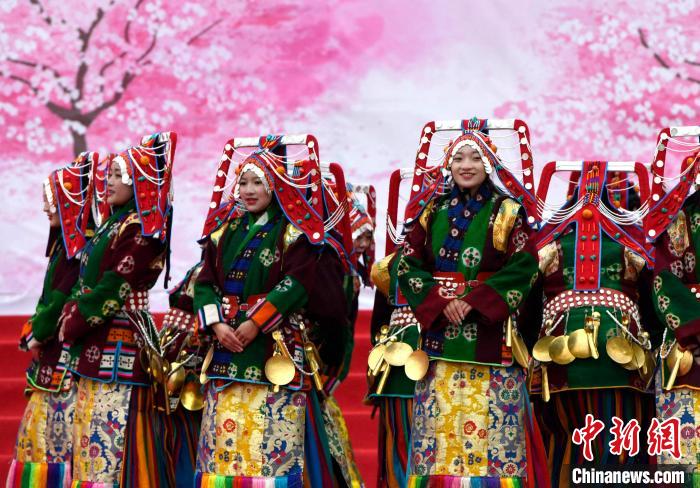 3月28日，西藏林芝第二十屆桃花旅游文化節(jié)開幕式上的文藝表演?！±盍?攝