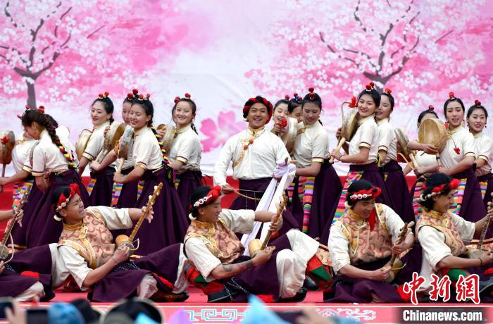 3月28日，西藏林芝第二十屆桃花旅游文化節(jié)開幕式上的文藝表演?！±盍?攝