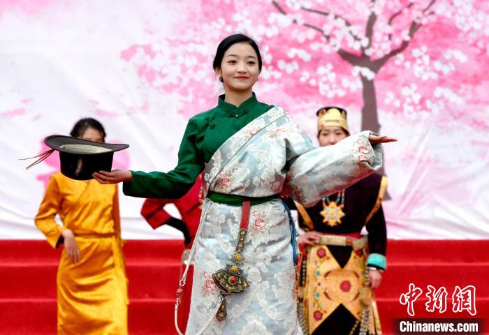 3月28日，西藏林芝第二十屆桃花旅游文化節(jié)開幕式上的文藝表演。　李林 攝