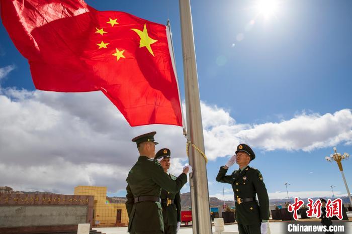 圖為在西藏阿里地區(qū)札達(dá)縣，軍民共同舉行升國(guó)旗儀式，慶祝西藏百萬(wàn)農(nóng)奴解放紀(jì)念日?！詵| 攝