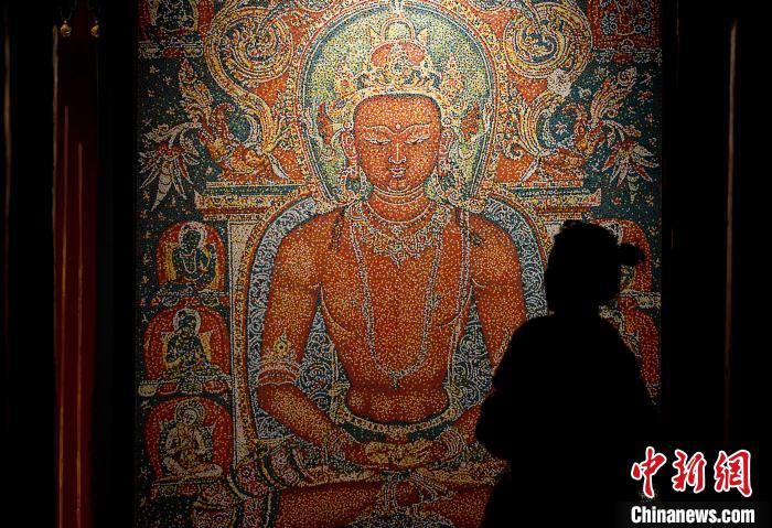 3月31日，觀眾欣賞展覽中的作品?！±盍?攝