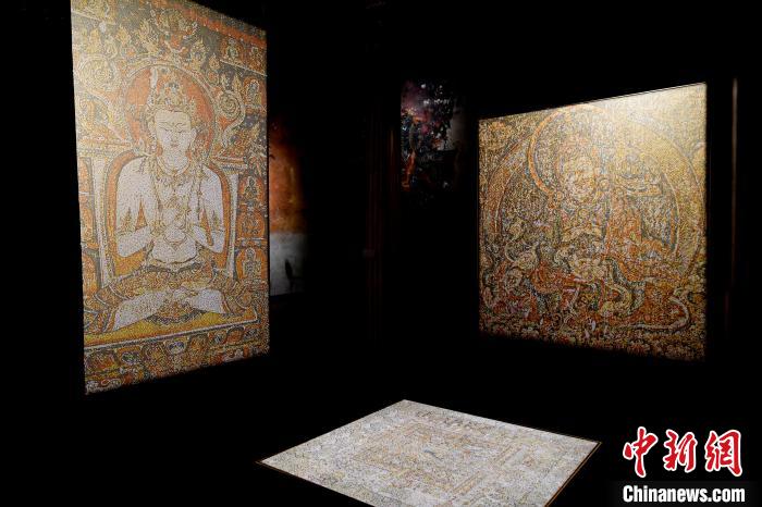 3月31日，觀眾欣賞展覽中的作品?！±盍?攝