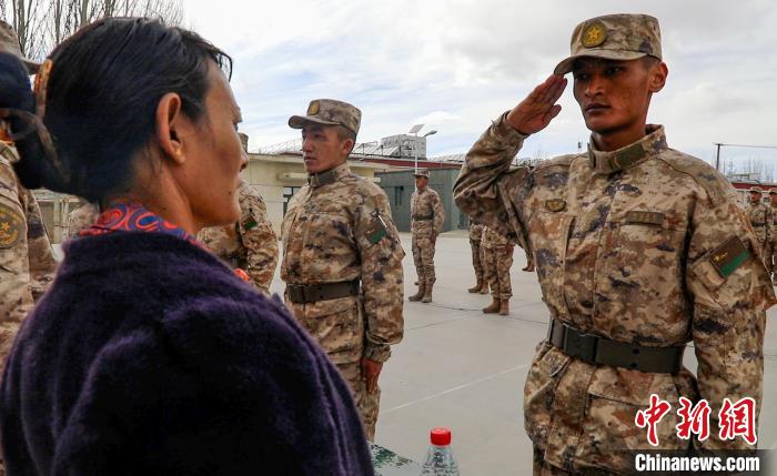 圖為列兵扎西加央向母親敬禮?！詵| 攝