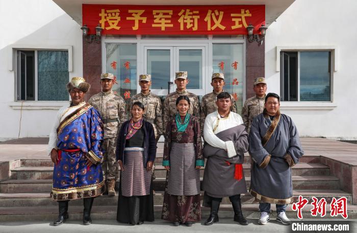 圖為列兵代表與親人合影留念?！詵| 攝