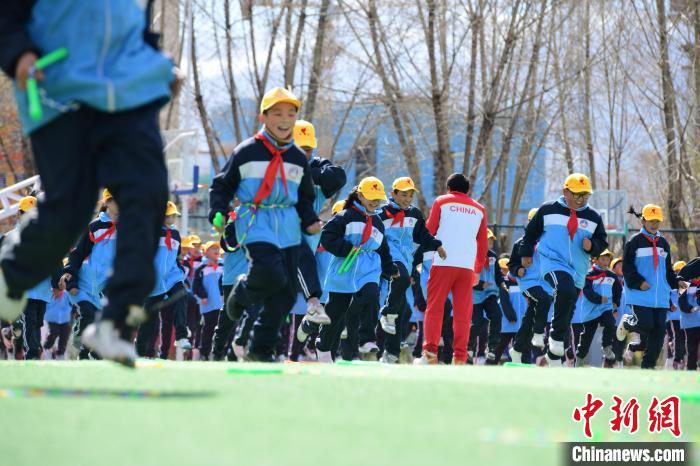 圖為學生在跳繩教練齊景龍的指導下做準備運動?！∝暩聛硭?攝