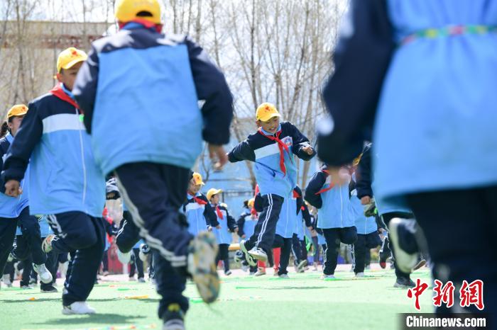 圖為學生在跳繩教練齊景龍的指導下做準備運動?！∝暩聛硭?攝