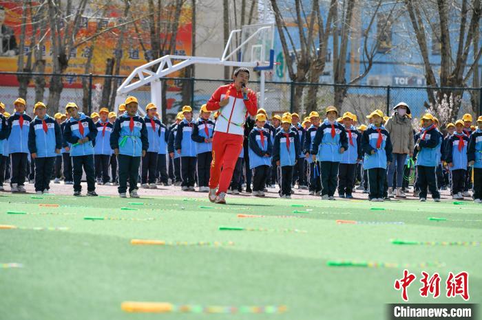 圖為學生在跳繩教練齊景龍的指導下做準備運動?！∝暩聛硭?攝