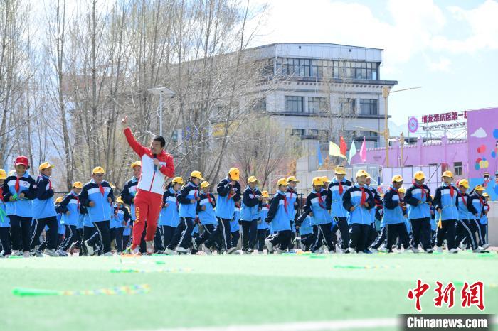 圖為學生在跳繩教練齊景龍的指導下做準備運動。　貢嘎來松 攝