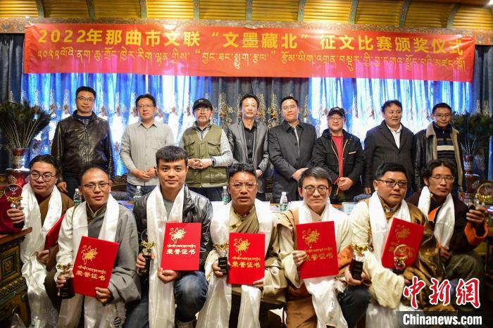 圖為獲獎(jiǎng)人員合影留念?！∝暩聛硭?攝