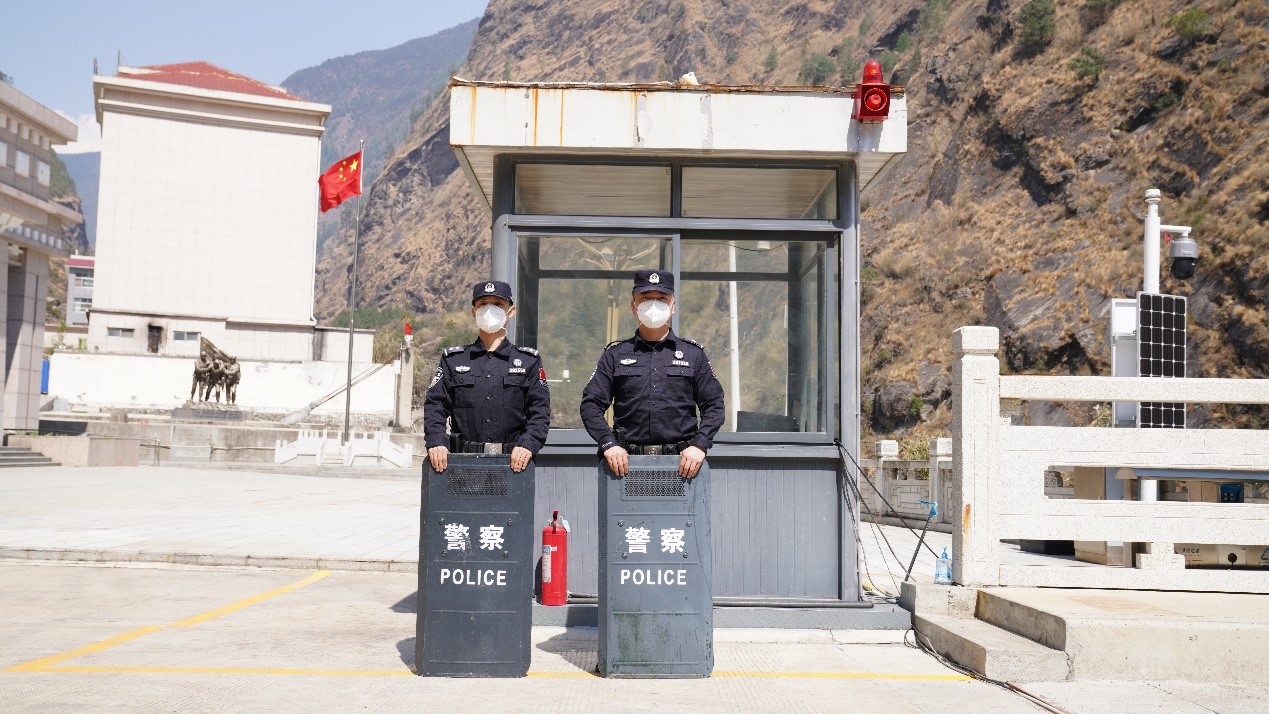 吉隆口岸移民管理警察正在執(zhí)勤。人民網(wǎng)記者 唐宋攝