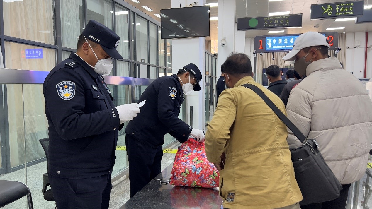 吉隆口岸移民管理警察正在對(duì)行李物品進(jìn)行檢查。人民網(wǎng)記者 唐宋攝