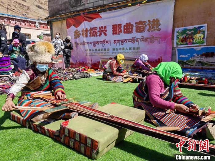 圖為2022年，安多縣雁石坪鎮(zhèn)“鄉(xiāng)村振興那曲奮進(jìn)”編織技藝比賽現(xiàn)場(chǎng)。資料圖 那曲市“鄉(xiāng)村振興 那曲奮進(jìn)”活動(dòng)辦供圖