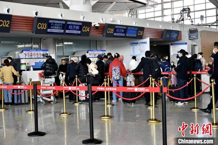 圖為旅客辦理登機(jī)手續(xù)。　周航 攝
