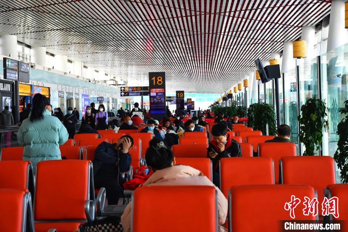 圖為旅客在機(jī)場(chǎng)候機(jī)室等待登機(jī)。　周航 攝