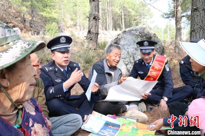 圖為竹瓦根邊境派出所民警為轄區(qū)群眾宣講森林防火常識?！≈裢吒吘撑沙鏊?供圖