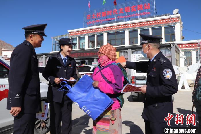 圖為日土邊境派出所民警在選轄區(qū)宣講國家安全知識?！∪尾?攝