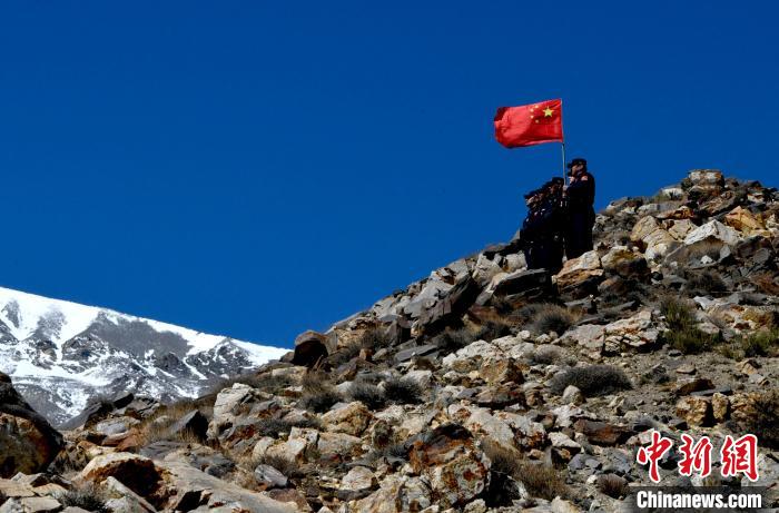 底雅邊境派出所民警夏永軍(右一)在巡邏中?！±盍?攝