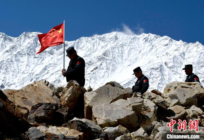 底雅邊境派出所民警夏永軍(左一)在巡邏中。