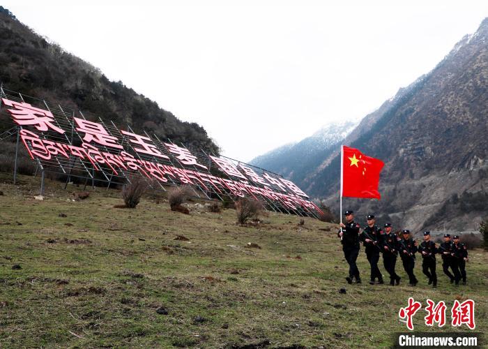 山南邊境管理支隊玉麥邊境派出所民警在轄區(qū)開展巡邏。　鄭琦山 攝