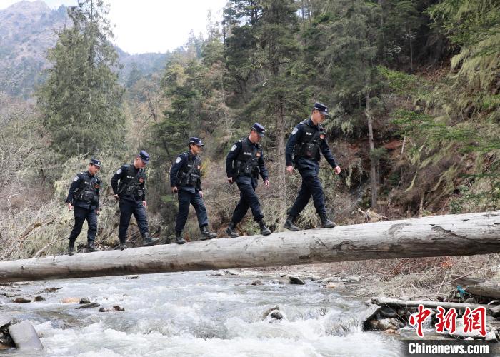 山南邊境管理支隊玉麥邊境派出所民警邊境巡邏途中走過河道上“獨木橋”?！∴嶇?攝