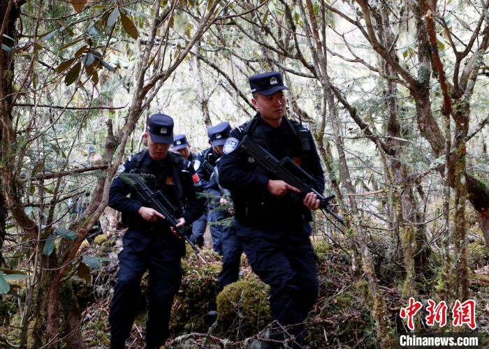 山南邊境管理支隊玉麥邊境派出所民警在邊境原始森林里開展邊境巡邏?！∴嶇?攝