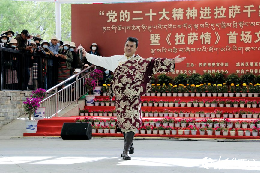 獻(xiàn)唱《夏爾巴》。人民網(wǎng) 次仁羅布攝