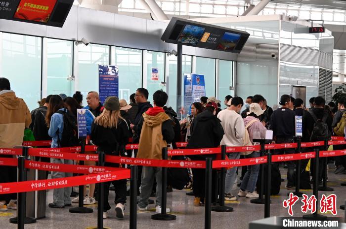 圖為“五一”期間，拉薩貢嘎機(jī)場旅客密集出行?！≡黝D珠 攝