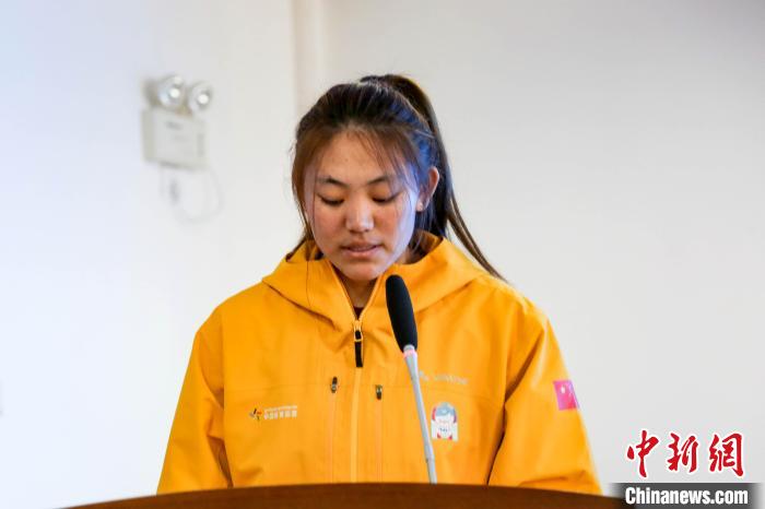 運動員代表擁青拉姆發(fā)言?！∝暣_ 攝