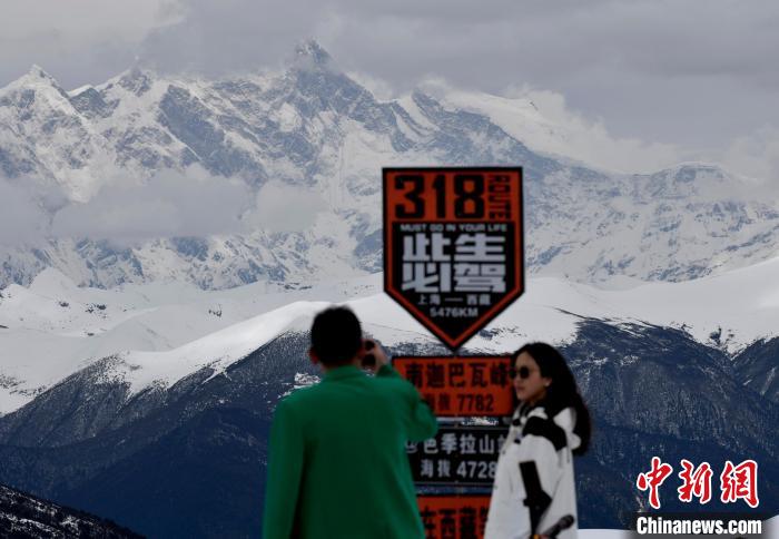 圖為5月14日，西藏林芝色季拉山觀景臺，游客遠眺南迦巴瓦峰?！　±盍?攝