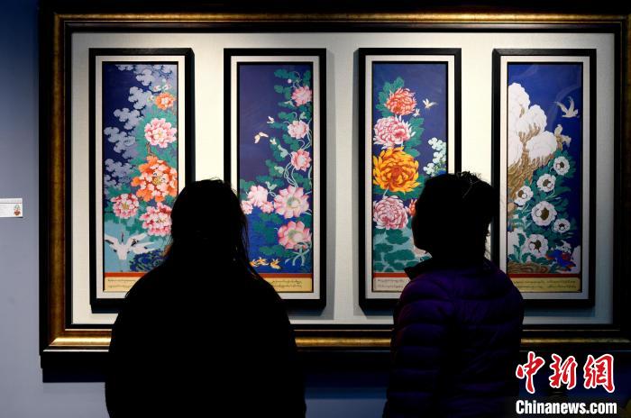 圖為5月16日，觀眾正在欣賞展覽中的新創(chuàng)唐卡作品?！±盍?攝