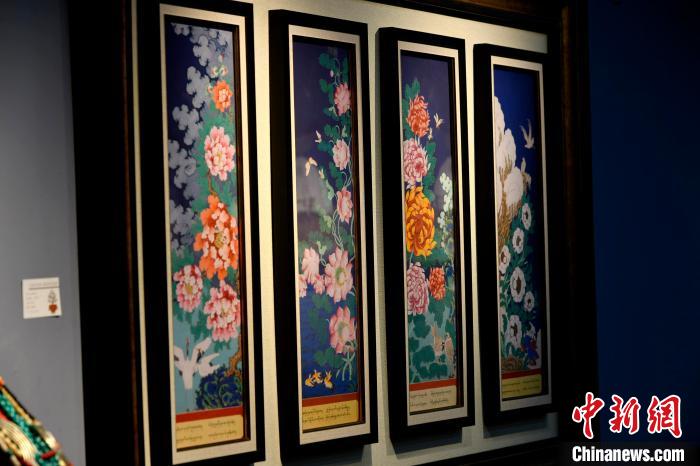 圖為5月16日，展覽中新創(chuàng)唐卡作品《四季花》?！±盍?攝