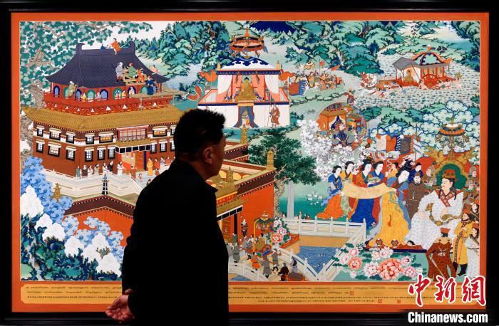 圖為5月16日，觀眾正在欣賞展覽中的新創(chuàng)唐卡作品?！±盍?攝
