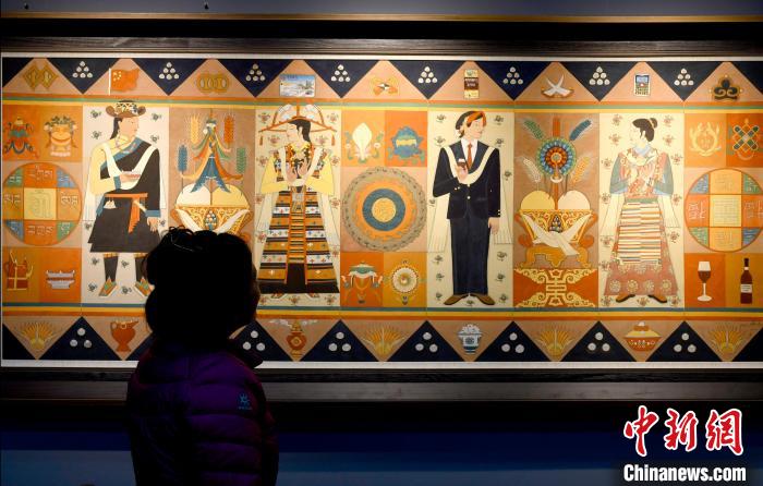 圖為5月16日，觀眾正在欣賞展覽中的新創(chuàng)唐卡作品?！±盍?攝
