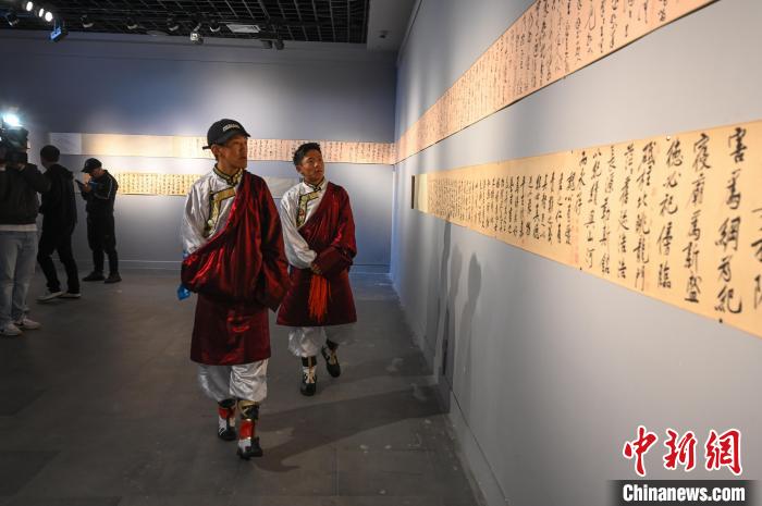 圖為學生參觀黃庭堅書法文獻展?！≮w朗 攝